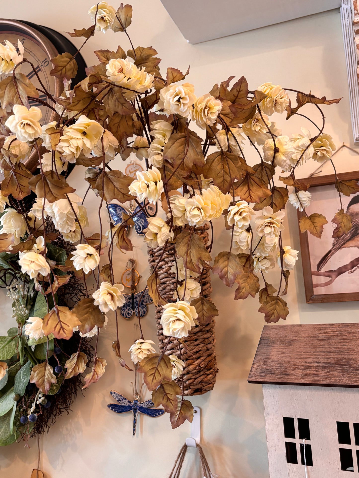 MEDIUM TAN GRASS WALL BASKET
