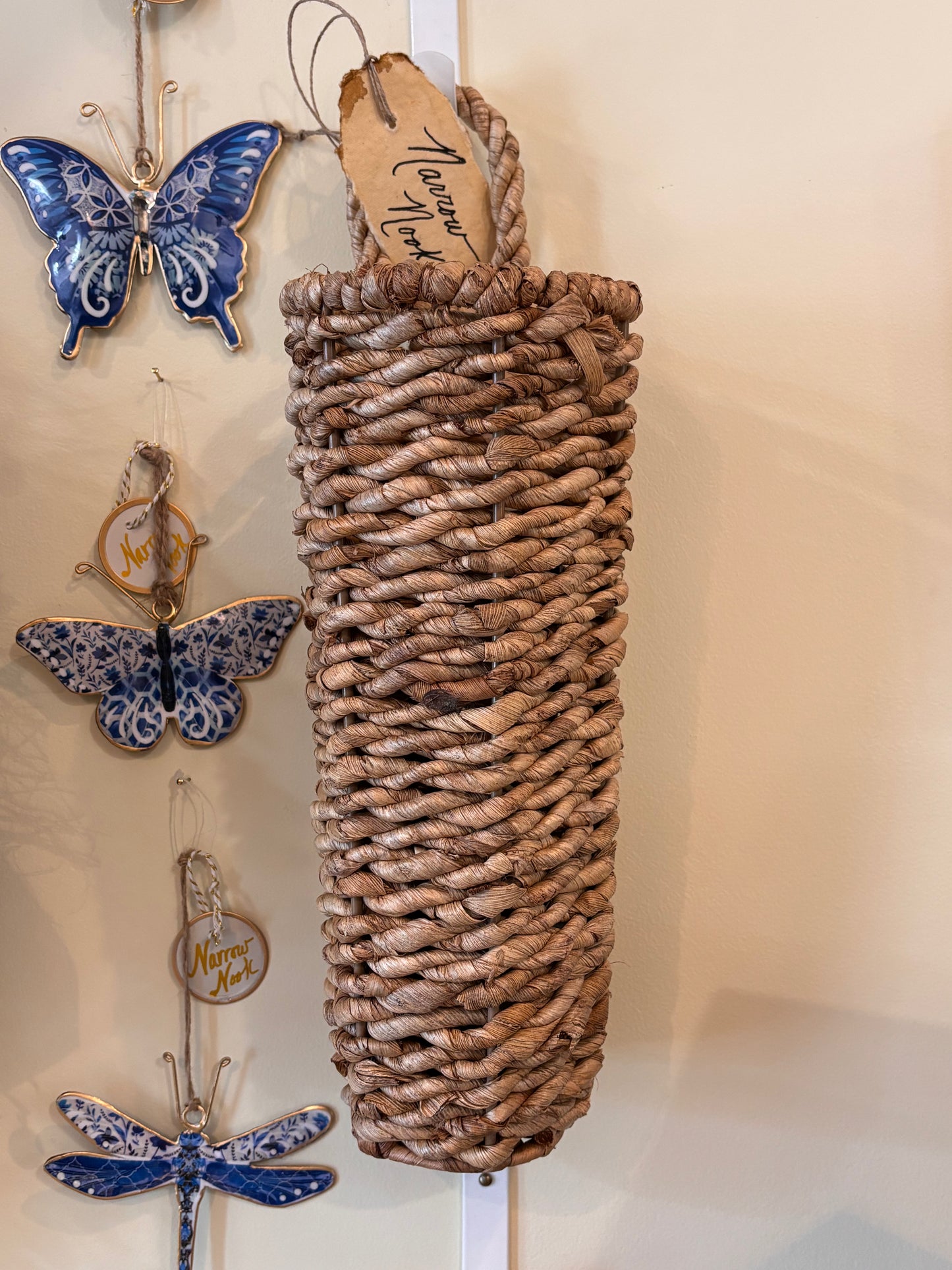 MEDIUM TAN GRASS WALL BASKET